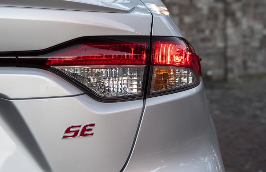 Детали экстерьера Toyota Corolla SE Sedan 2019 года  (NA) (фото 17 из 32)